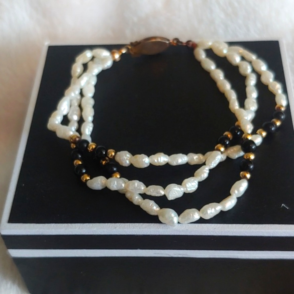 Vintage beauty faux pearl black & white women's bracelet-8 inches - Picture 9 of 12